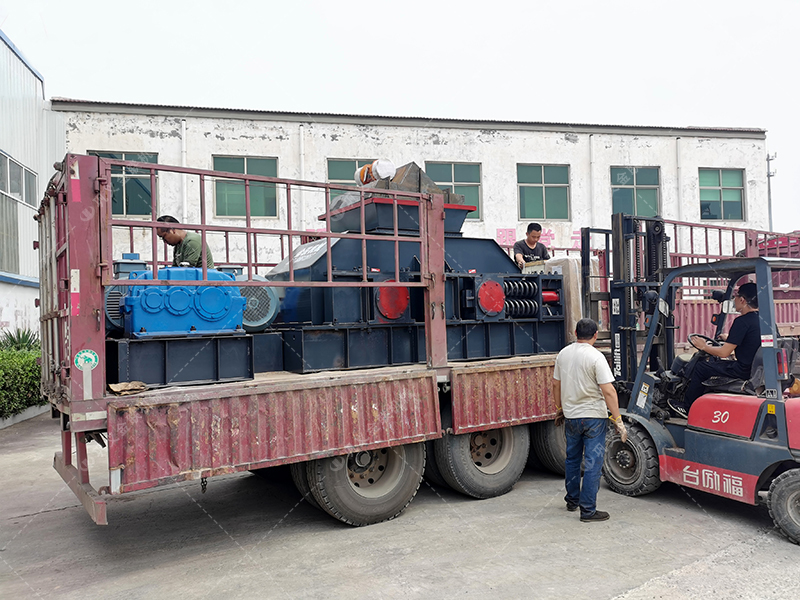 如何選擇青石制砂設(shè)備，時(shí)產(chǎn)50噸對輥制砂機(jī)多少錢一臺？